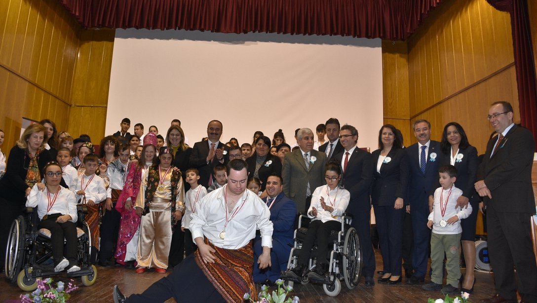 3 Aralık Dünya Engelliler Günü İl Programı Valiliğimiz Himayelerinde Halk Eğitim Merkezi Mimar Kemalettin Konferans Salonunda Gerçekleştirildi.