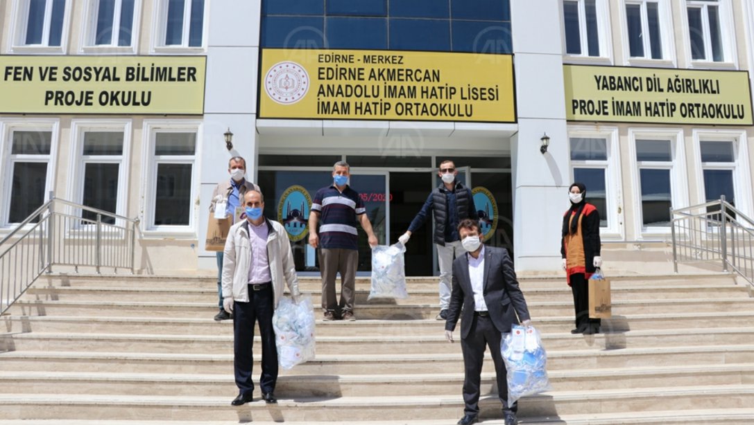 Serhat Şehri Edirne'mizde Görevli Öğretmenlerimiz Pandemi Sürecinde Ev Ev Dolaşarak Vatandaşlarımıza Maske Dağıtımı Gerçekleştiriyor.