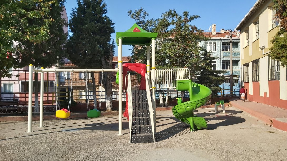 Edirne Valiliğimiz Tarafından İlimiz Geneli Okullarımızın Bahçelerine Çocuk Oyun Parkları Yapıldı.