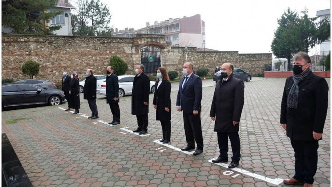 Türkiye'de Eş Zamanlı Olarak Okul Bahçelerinde Bayrak Töreni Yapıldı ve İstiklal Marşı'mız Okundu.