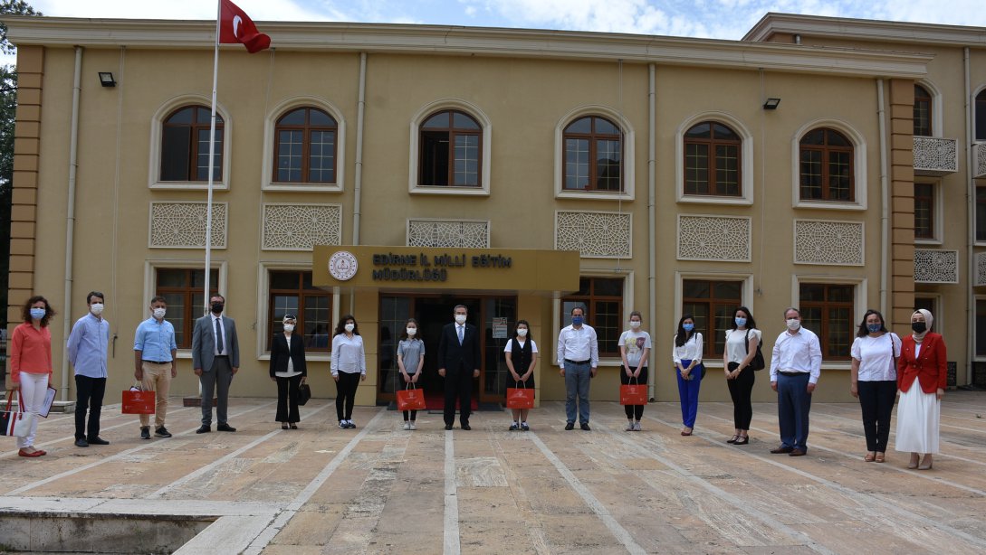 Edirne'de Biz ve Pandemi Konulu Öykü Yarışmasında Dereceye Giren Öğrencilerimize Ödülleri Verildi.