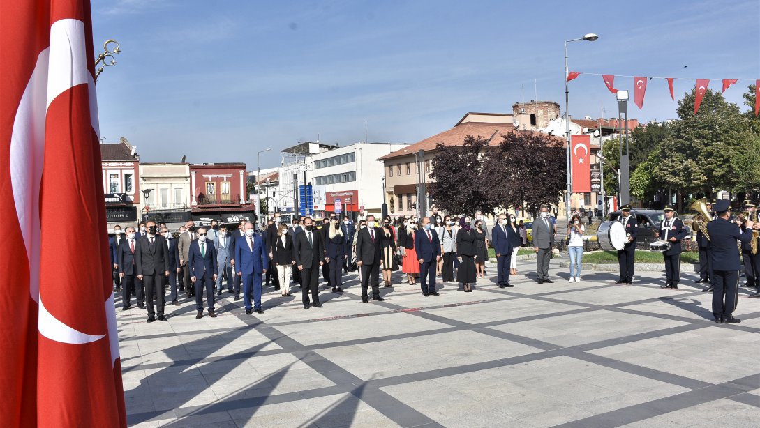İlköğretim Haftası Kapsamında Atatürk Anıtında Çelenk Sunma Töreni Gerçekleştirildi.