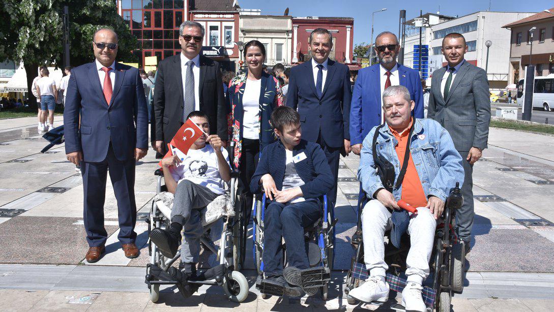 10-16 Mayıs Engelliler Günü Kapsamında Anıt Önü Tören ve Saraçlar Caddesi Kortej Yürüyüşü Gerçekleştirildi.
