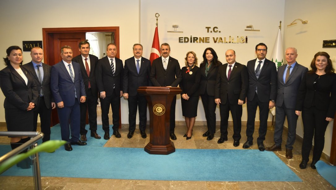 Edirne Valimiz Sayın Yunus Sezer, 24 Kasım Öğretmenler Günü Kutlama Komitesini Makamında Kabul Etti. 