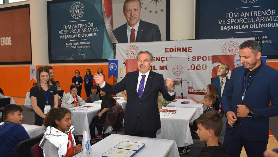 Akıl ve Zekâ Oyunları Edirne İl Finali İl Millî Eğitim Müdürümüz Sayın Dr. Önder Arpacı'nın İlk Oyun Hamlesi ile Başladı. 