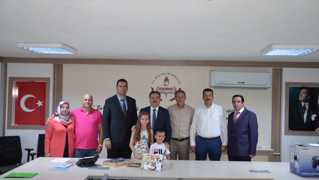 İl Millî Eğitim Müdürümüz Sayın Dr. Önder Arpacı, Can Dostları Hareketi Projesi Resim Yarışmasında Türkiye 2'ncisi olan İlimiz Merkez Ticaret Borsası İlkokulu 4. Sınıf öğrencisi Şeymanur Çakal'ı ödüllendirdi.
