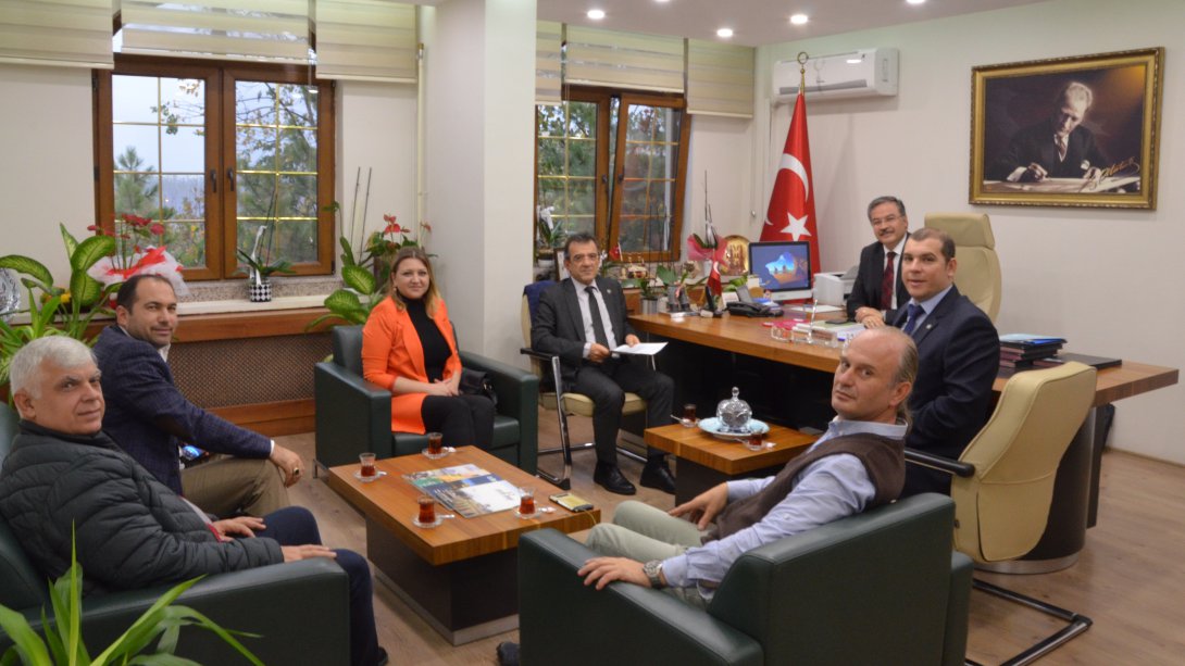 Türk Hava Kurumu Edirne Şubesi Yöneticileri, İl Millî Eğitim Müdürümüz Sayın Dr. Önder Arpacı'yı Makamında Ziyaret Etti.