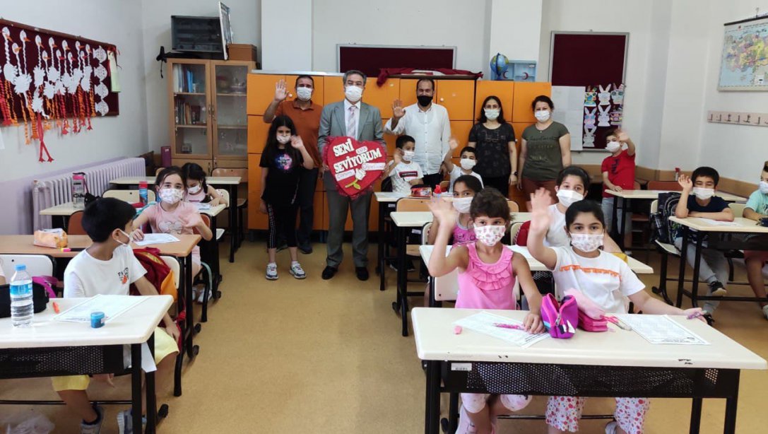 İl Millî Eğitim Müdürümüz Sayın Dr. Önder Arpacı, Telafide Ben de Varım Etkinliği Kapsamında Şehit Asım İlkokulunu Ziyaret Etti.