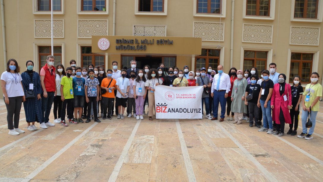 Biz Anadoluyuz Projesi Ekibi Kapsamında Serhat Şehri Edirne'mize gelen öğrenciler İl Millî Eğitim Müdürümüz Sayın Dr. Önder Arpacıyı Ziyaret Etti.