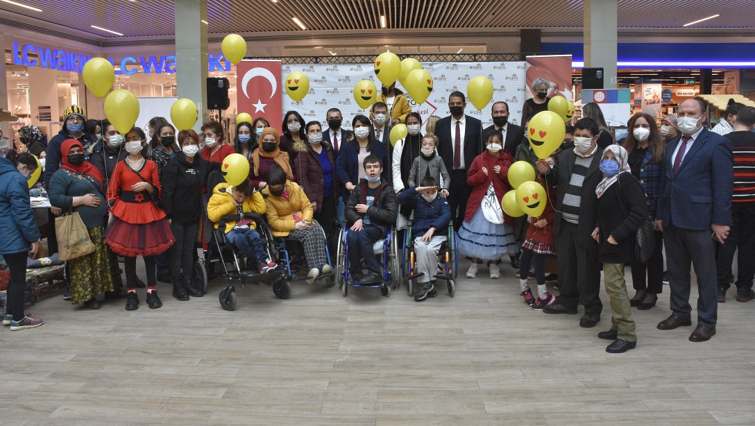 3 Aralık Dünya Engelliler Günü Kapsamında Özel Çocuklarımızın Yaptığı Ürünlerden Oluşan Sergimizin Açılışını Gerçekleştirdik.