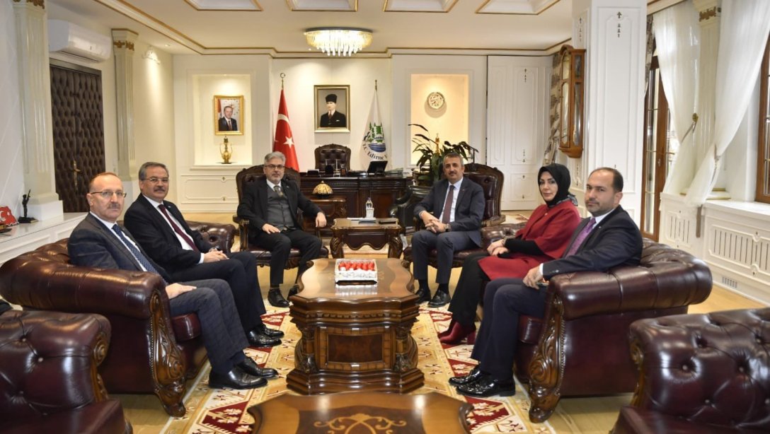 Çeşitli programlara katılmak üzere ilimize gelen Milli Eğitim Bakanı Yardımcısı Ömer Faruk Yelkenci, Valimiz Yunus Sezer'i ziyaret etti.