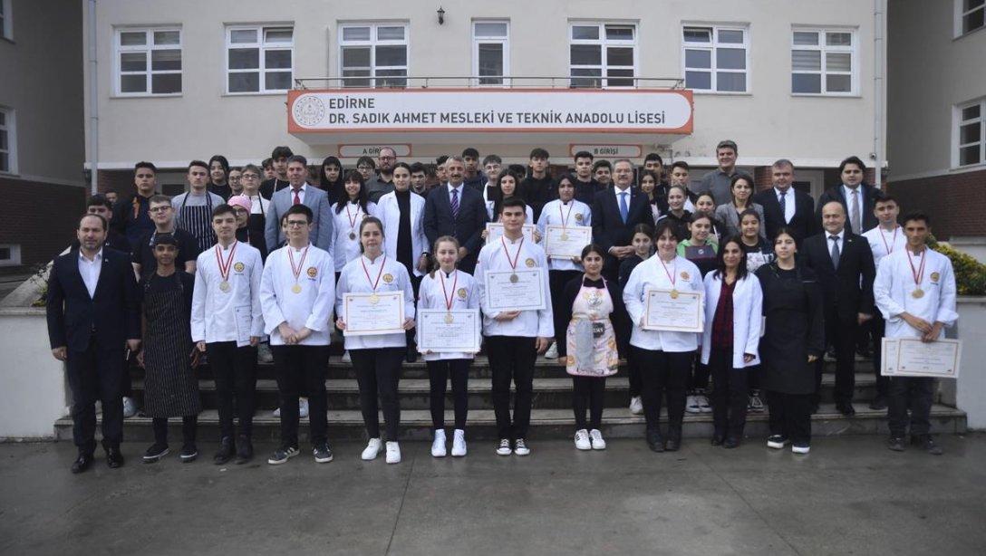 Edirne Valimiz Sayın Yunus Sezer, Dr. Sadık Ahmet Mesleki ve Teknik Anadolu Lisesi'nde Öğrencilerimiz ile Bir Araya Geldi
