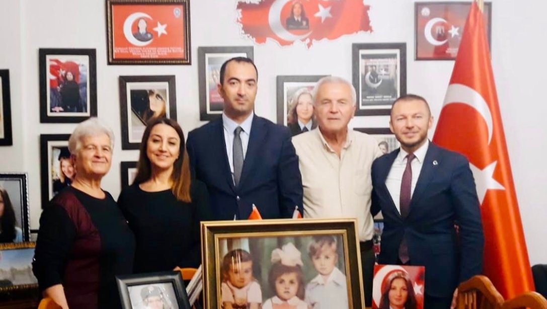 İl Milli Eğitim Müdürümüz Ferhat Yılmaz ve Eşi Şükriye Yılmaz Hanımefendi, Şehidimizin Emaneti Kıymetli Ailesini Ziyaret Etti.