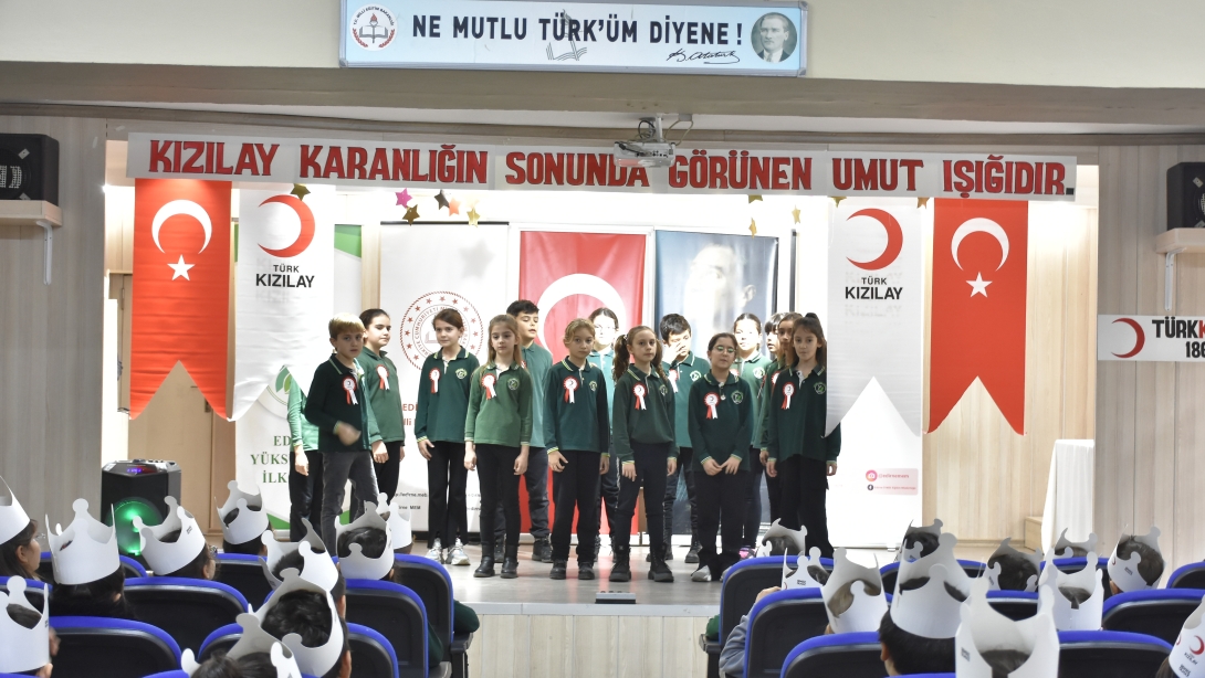 Kızılay Kulübü Minik Öğrencilerimize Kızılay Kollukları Düzenlenen Programlarda Takıldı.