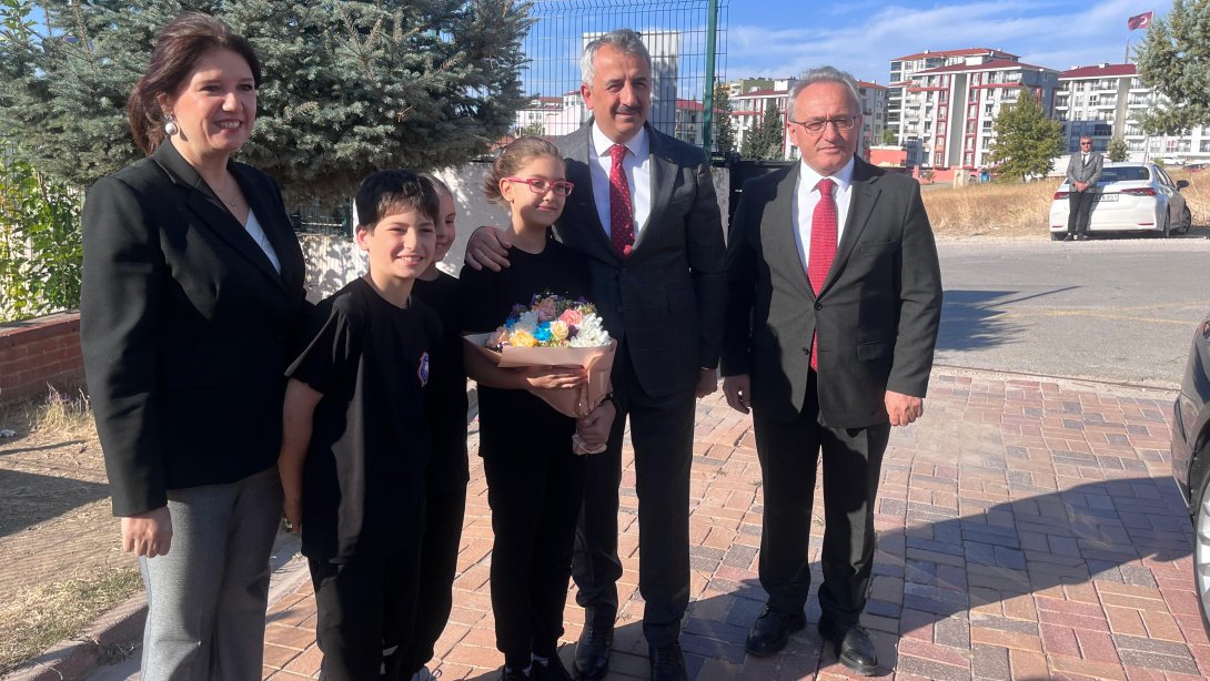 Valimiz Sayın Yunus Sezer'den Mehmet Ruşen Erkut Ortaokuluna Ziyaret