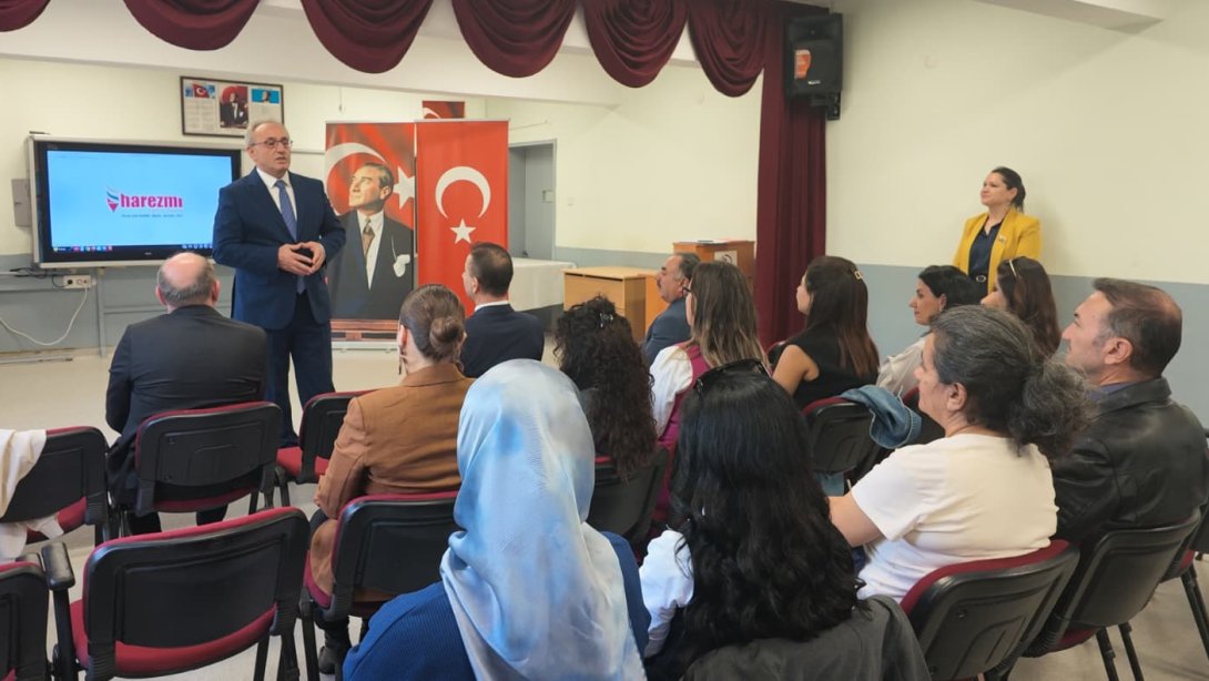 İl Millî Eğitim Müdürümüz Sayın Dr. Ahmet Alireisoğlu, Harezmi Eğitim Modeli hizmet içi eğitimine katılan öğretmenlerimizi ziyaret etti.