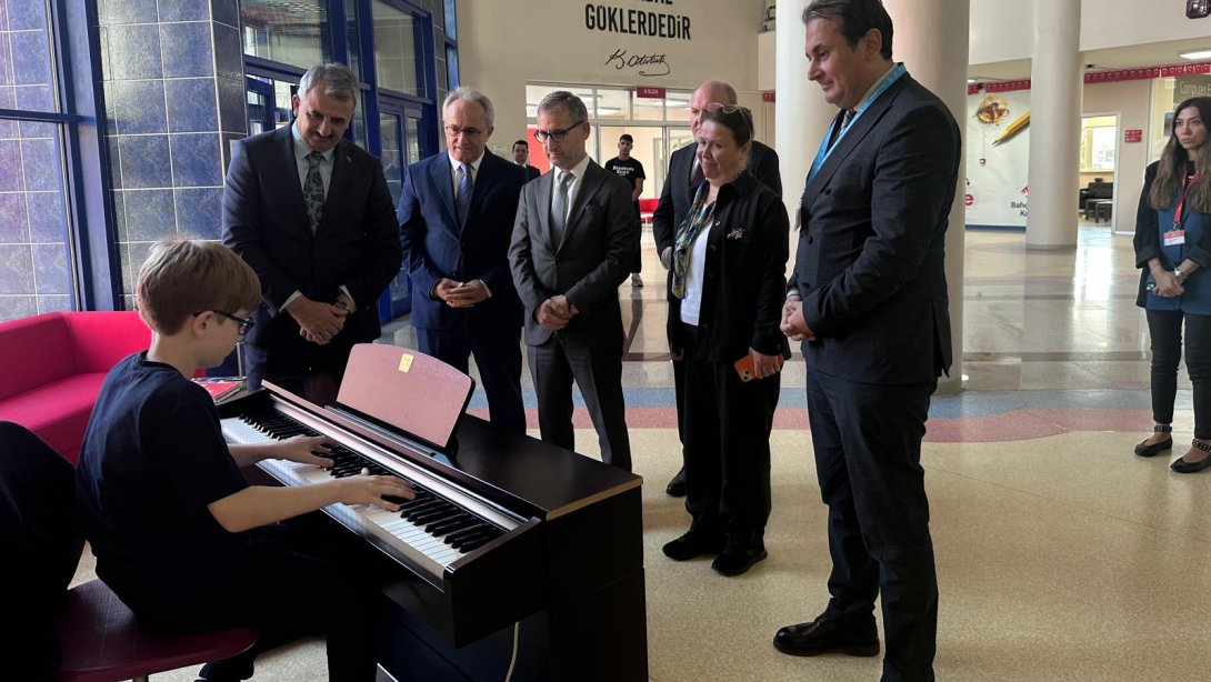 Valimiz Sayın Yunus Sezer'den Bahçeşehir Koleji'ne Ziyaret