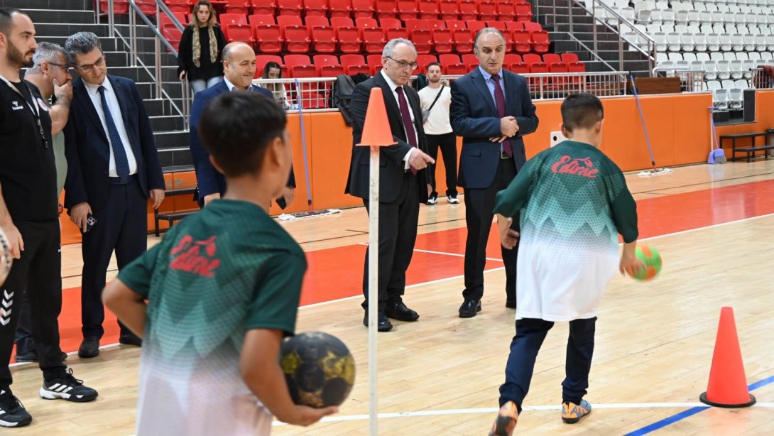 İl Millî Eğitim Müdürümüz Sayın Dr. Ahmet ALİREİSOĞLU "Okuldan Spora" Projesi kapsamında spor etkinliklerine katılan öğrencilerimizi ziyaret etti.